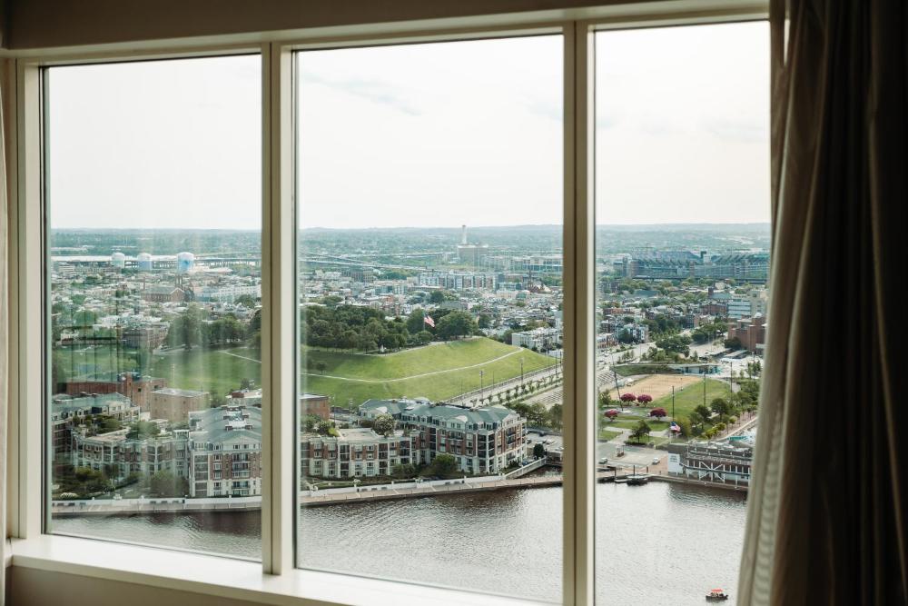 Queen Room with Harbor View - Low Floor/Mobility/Hearing Accessible with Roll-In Shower interior